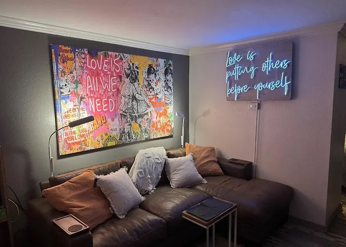 1br Near West 7th, Pool, Hot Tub, Bbq Sleeps 4 - Jacob's Neon Pearl Apartment