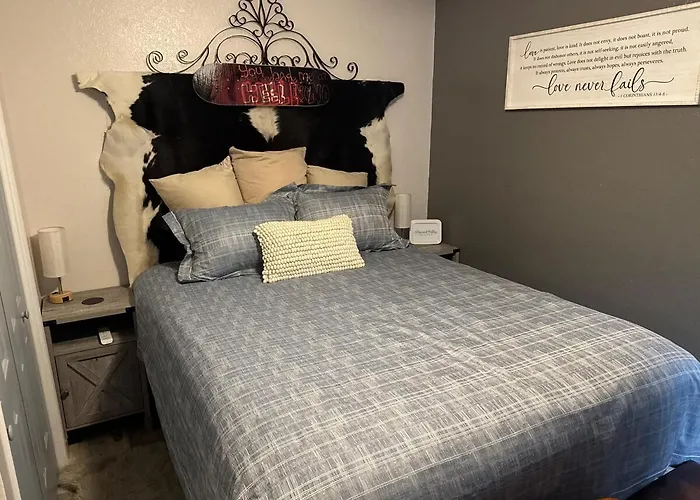 1br Near West 7th, Pool, Hot Tub, Bbq Sleeps 4 - Jacob's Neon Pearl Apartment Fort Worth